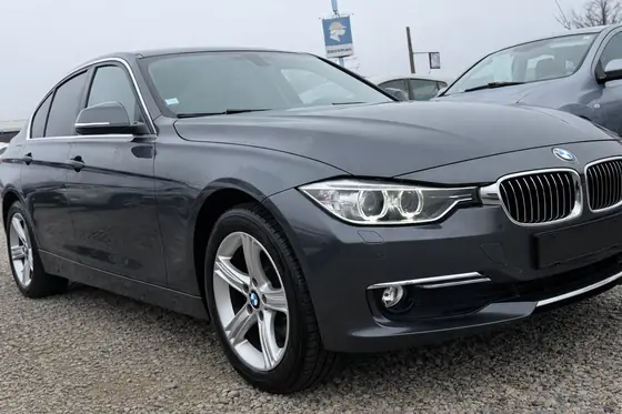 BMW 320d, gri închis, în parcul VIP Auto Here