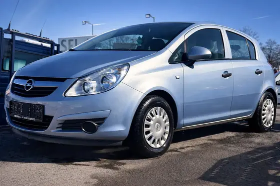 Opel Corsa, bleu, în parcul VIP Auto Here