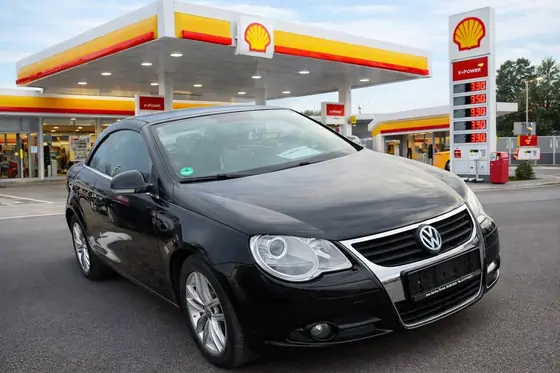 VW Eos, negru, în parcul VIP Auto Here