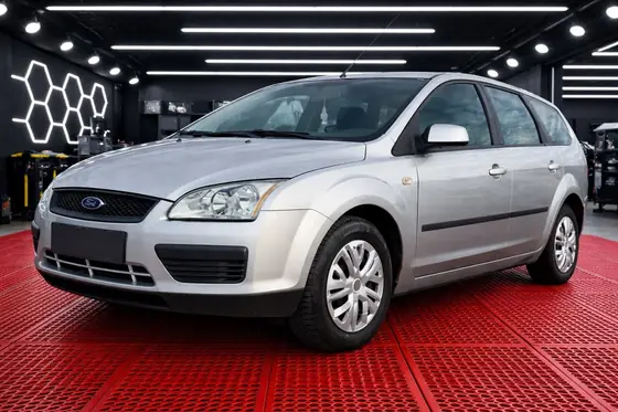 Ford Focus break, argintiu, în parcul VIP Auto Here