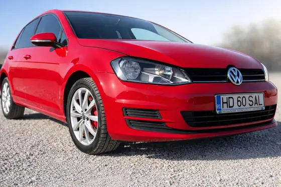 VW Golf, roșu, în parcul VIP Auto Here