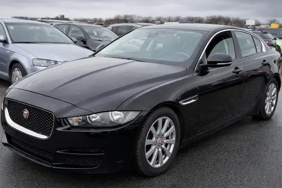 Jaguar XE, negru, în parcul VIP Auto Here