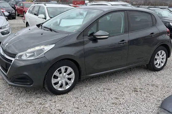 Peugeot 208, gri, în parcul VIP Auto Here