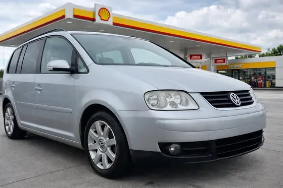 VW Touran, argintiu, în parcul VIP Auto Here