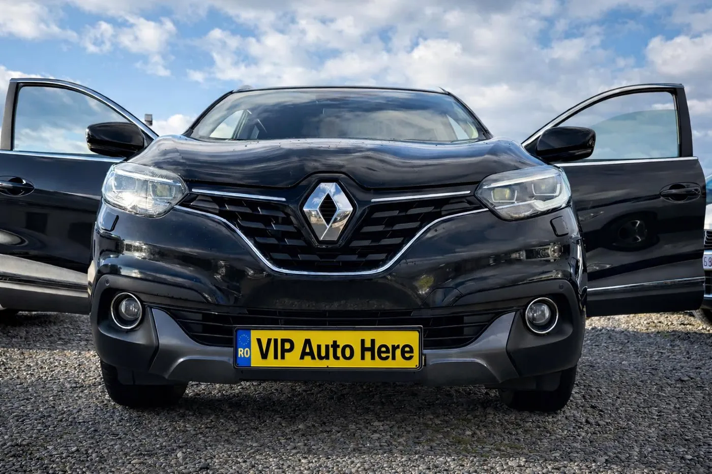 Renault Kadjar negru cu plăcuța VIP Auto Here